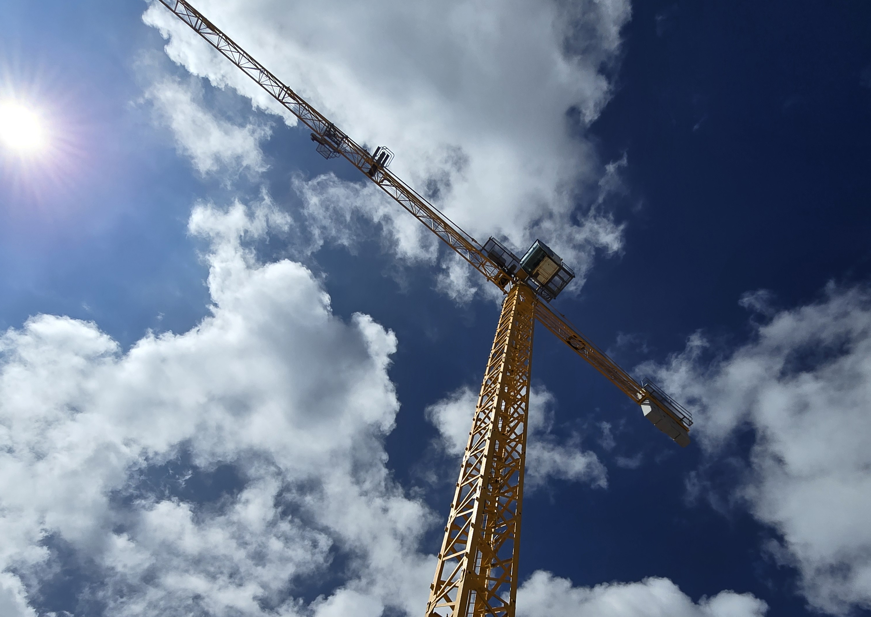 Grúa torre operando en obra de construcción